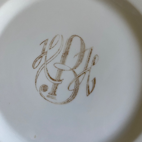 Six (6) fine white bone china plates (chargers) with 22K gold banding - Picture 9 of 13